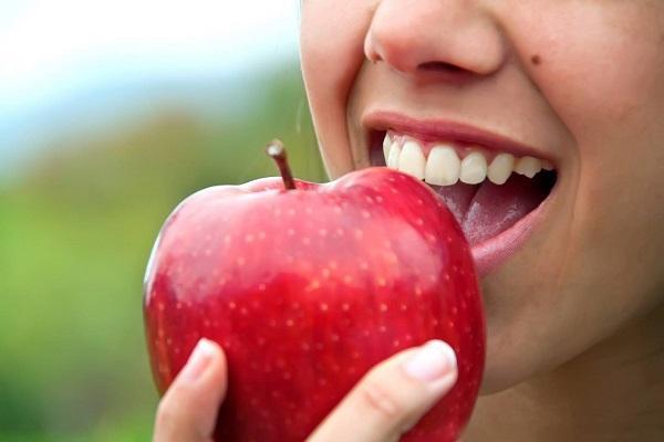 غذاهایی که مصرف آن ها باعث تمیزی دندان ها می گردد
